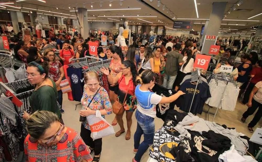 Clientes em um comércio local com movimento