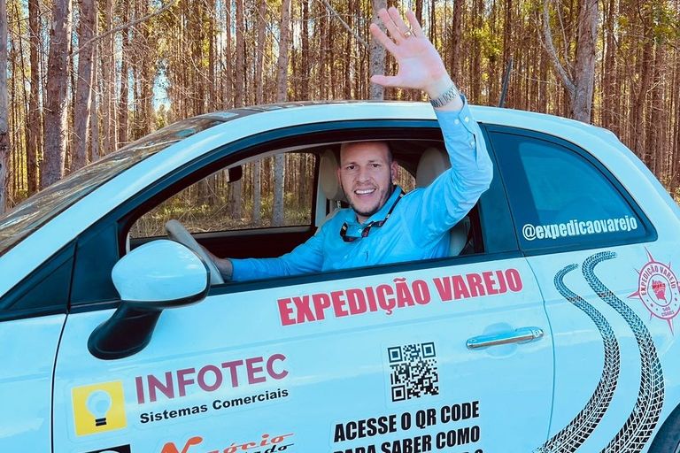 Jorge Regis acenando de dentro do Fiat 500 adesivado da Expedição Varejo